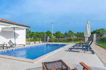 Villa with Pool in Bonaci for 8 Guests