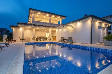 Villa with Pool in Bonaci for 8 Guests