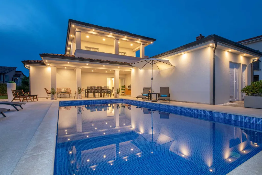 Villa with Pool in Bonaci for 8 Guests