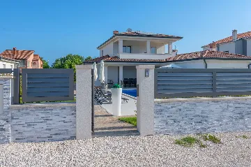 Villa with Pool in Bonaci for 8 Guests