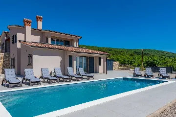 5-Bedroom Villa in Knapići for Up to 10 Guests