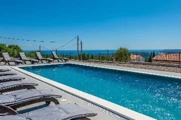 5-Bedroom Villa in Knapići for Up to 10 Guests
