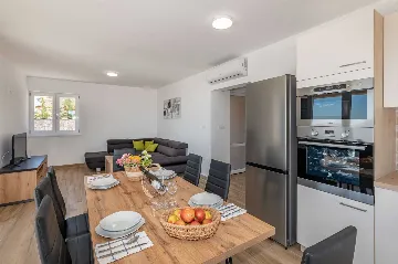 5-Bedroom Villa in Knapići for Up to 10 Guests