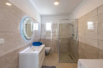 5-Bedroom Villa in Knapići for Up to 10 Guests