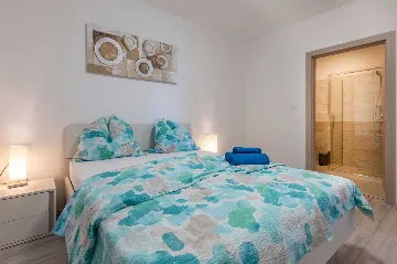 5-Bedroom Villa in Knapići for Up to 10 Guests