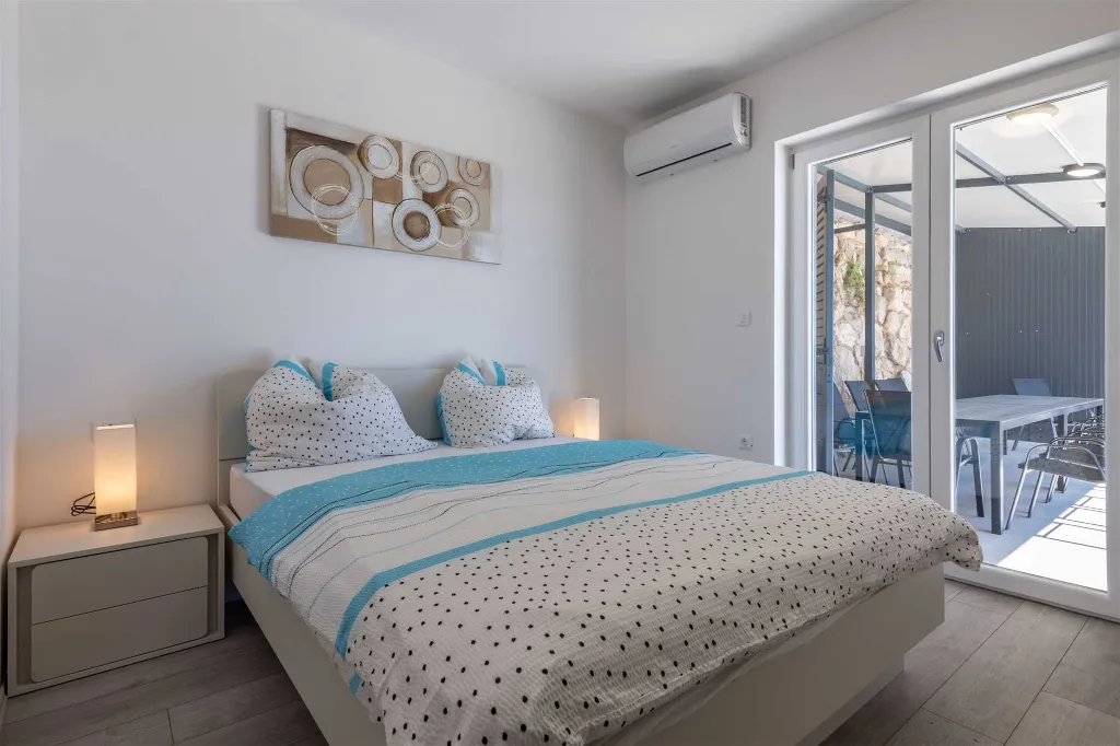 5-Bedroom Villa in Knapići for Up to 10 Guests