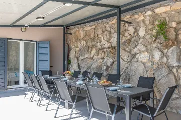 5-Bedroom Villa in Knapići for Up to 10 Guests
