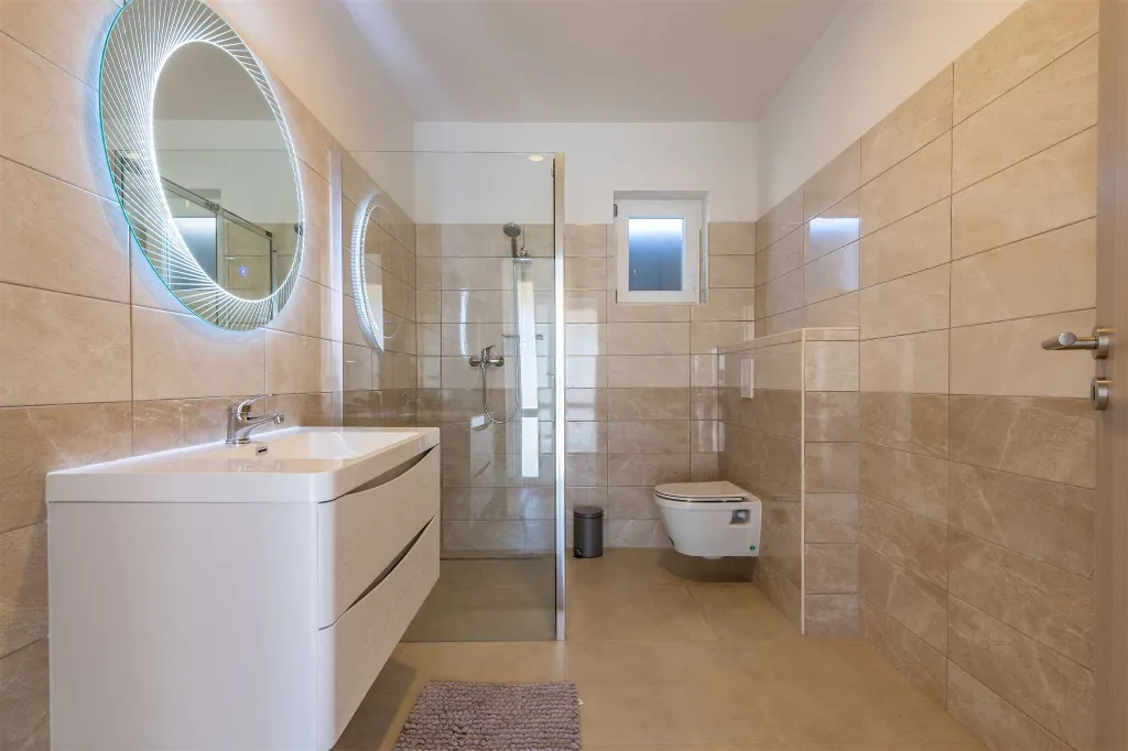 5-Bedroom Villa in Knapići for Up to 10 Guests