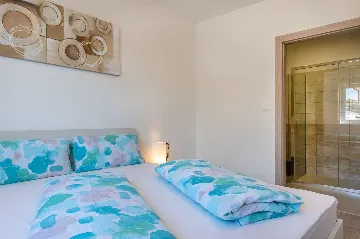 5-Bedroom Villa in Knapići for Up to 10 Guests