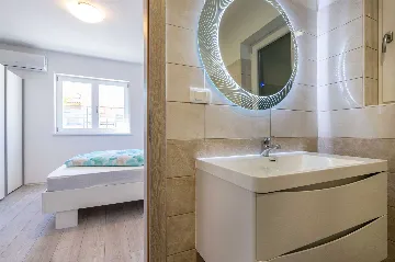 5-Bedroom Villa in Knapići for Up to 10 Guests