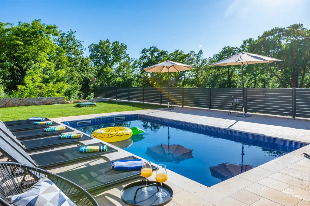 3-Bedroom Villa with Private Pool in Vinež