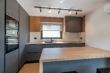 Modern 4-Bedroom Villa in Pićan with Private Garden