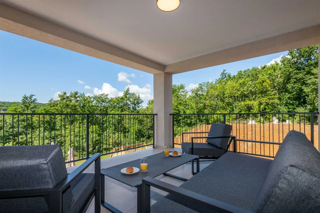 Modern 4-Bedroom Villa in Pićan with Private Garden