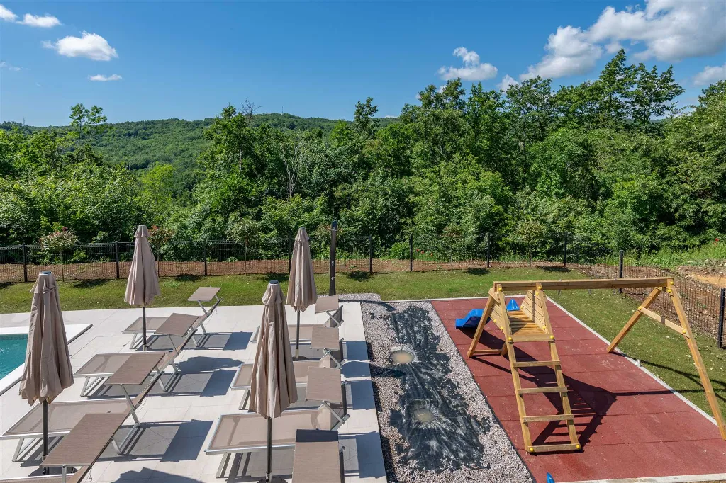 Modern 4-Bedroom Villa in Pićan with Private Garden
