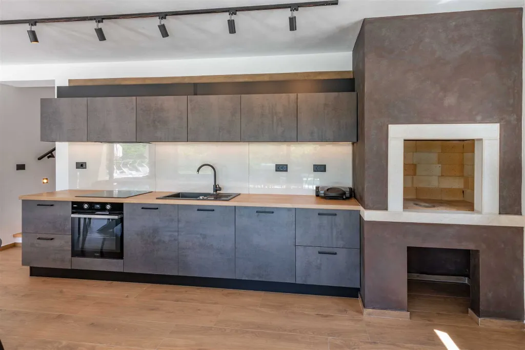 Modern 4-Bedroom Villa in Pićan with Private Garden