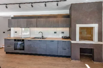 Modern 4-Bedroom Villa in Pićan with Private Garden