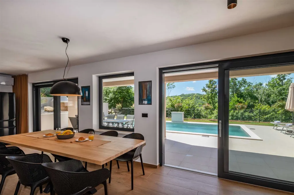 Modern 4-Bedroom Villa in Pićan with Private Garden