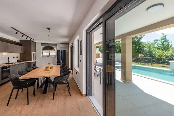 Modern 4-Bedroom Villa in Pićan with Private Garden