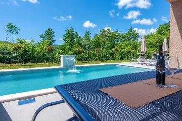 Modern 4-Bedroom Villa in Pićan with Private Garden