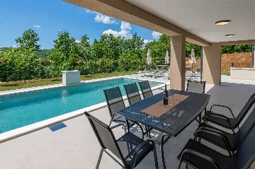 Modern 4-Bedroom Villa in Pićan with Private Garden