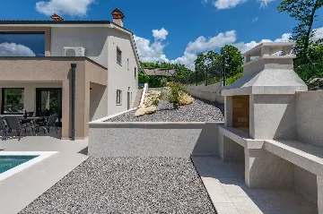 Modern 4-Bedroom Villa in Pićan with Private Garden
