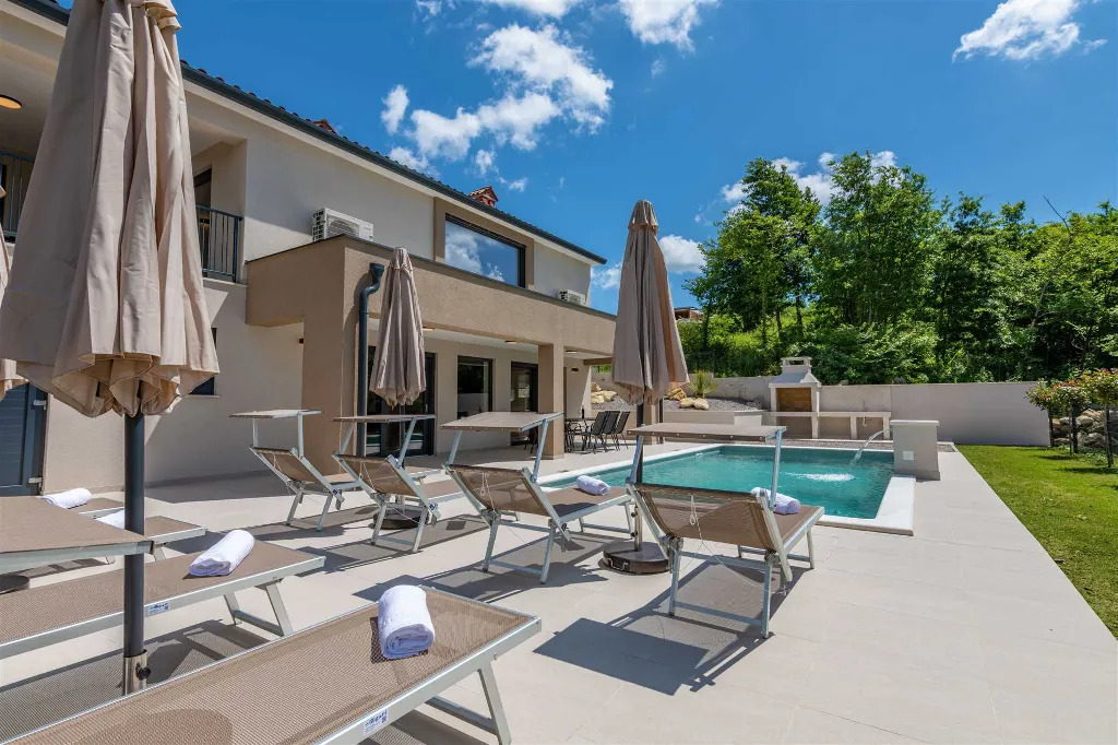 Modern 4-Bedroom Villa in Pićan with Private Garden