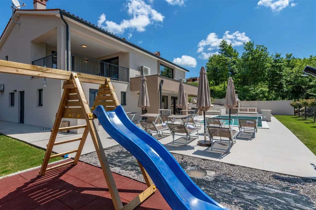 Modern 4-Bedroom Villa in Pićan with Private Garden