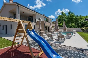 Modern 4-Bedroom Villa in Pićan with Private Garden