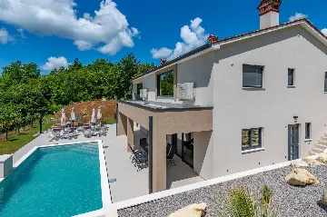 Modern 4-Bedroom Villa in Pićan with Private Garden
