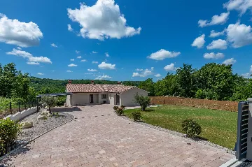 Modern 4-Bedroom Villa in Pićan with Private Garden