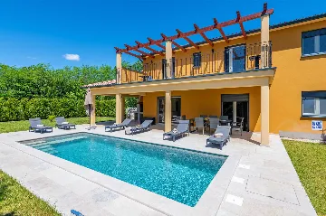 4-Bedroom Villa with Private Pool in Nedešćina