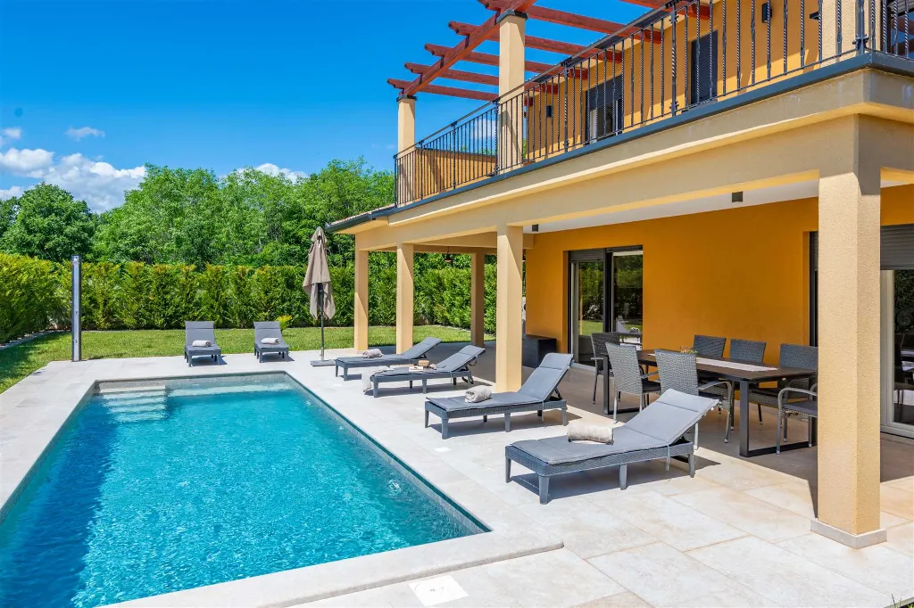 4-Bedroom Villa with Private Pool in Nedešćina