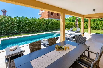 4-Bedroom Villa with Private Pool in Nedešćina
