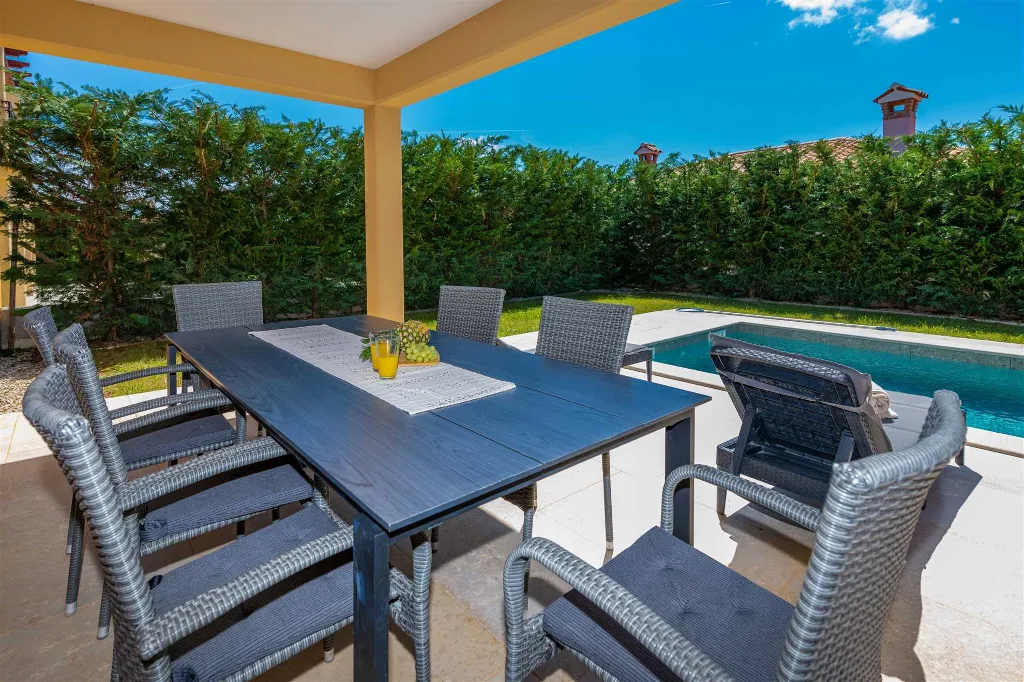 4-Bedroom Villa with Private Pool in Nedešćina