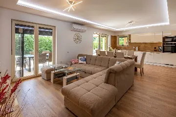 4-Bedroom Villa with Private Pool in Nedešćina