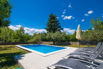 2-Bedroom Villa with Private Pool in Raša
