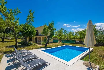2-Bedroom Villa with Private Pool in Raša