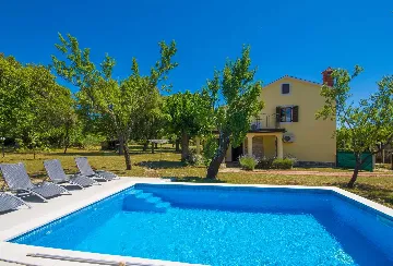 2-Bedroom Villa with Private Pool in Raša