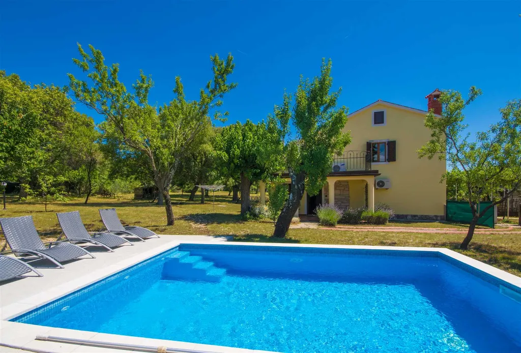 2-Bedroom Villa with Private Pool in Raša