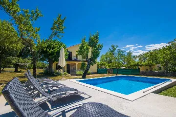 2-Bedroom Villa with Private Pool in Raša