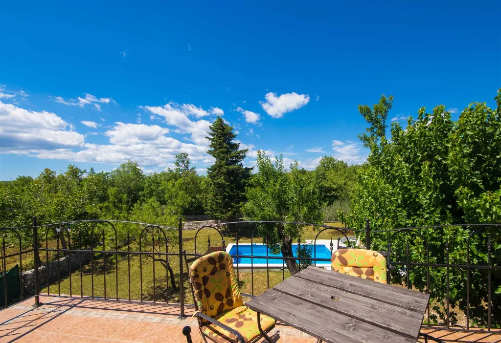 2-Bedroom Villa with Private Pool in Raša