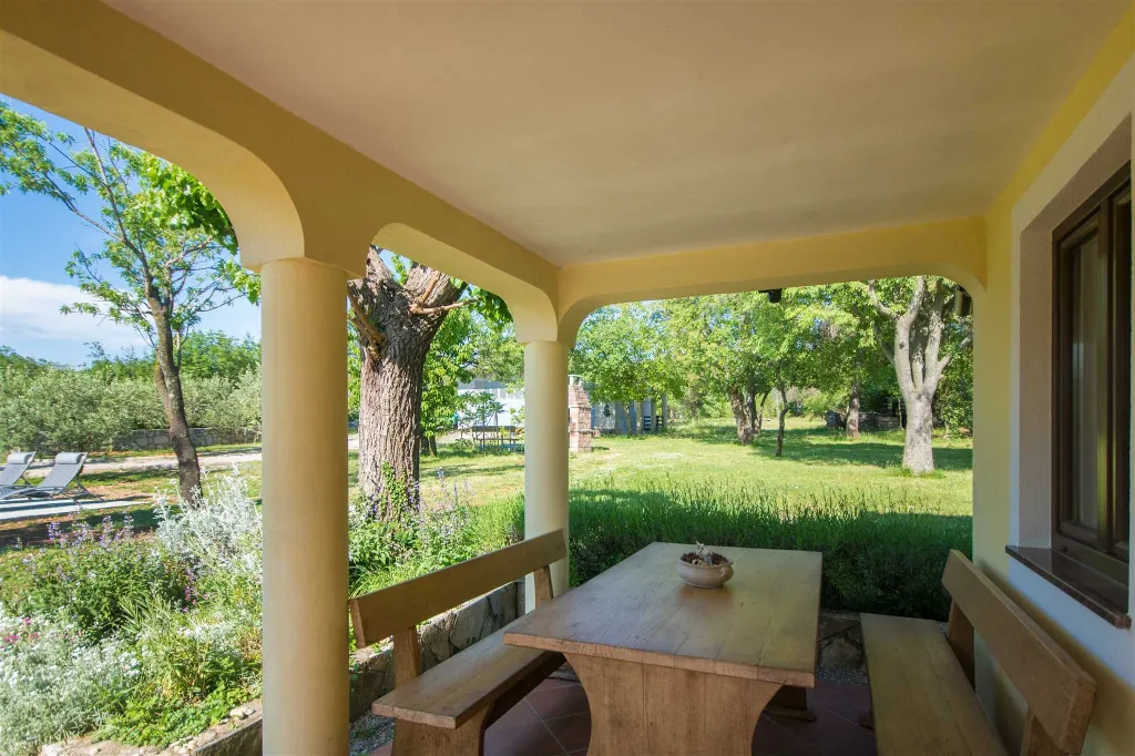 2-Bedroom Villa with Private Pool in Raša