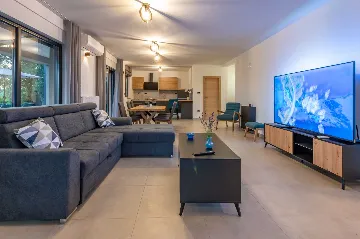 Raša Villa with Private Pool for Up to 18 Guests