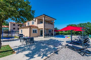 Apartment for 9 in Labin with Pool & Garden