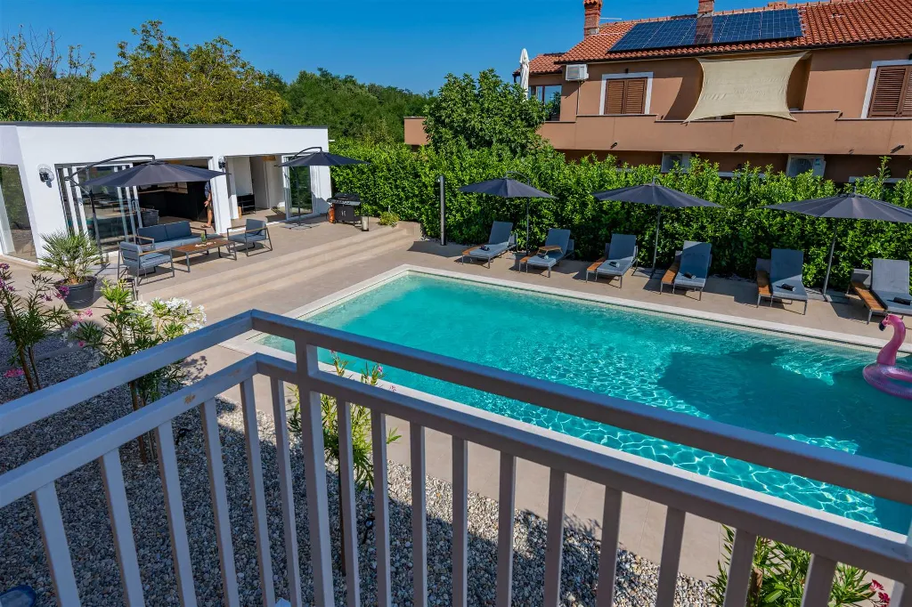 4-Bedroom Villa with Private Heated Pool in Nedešćina