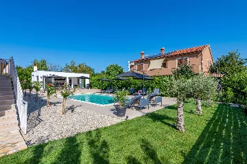 4-Bedroom Villa with Private Heated Pool in Nedešćina