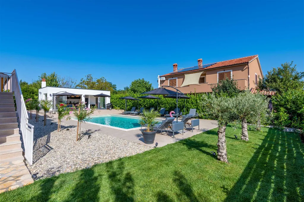 4-Bedroom Villa with Private Heated Pool in Nedešćina