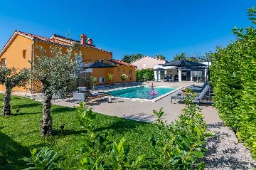 4-Bedroom Villa with Private Heated Pool in Nedešćina