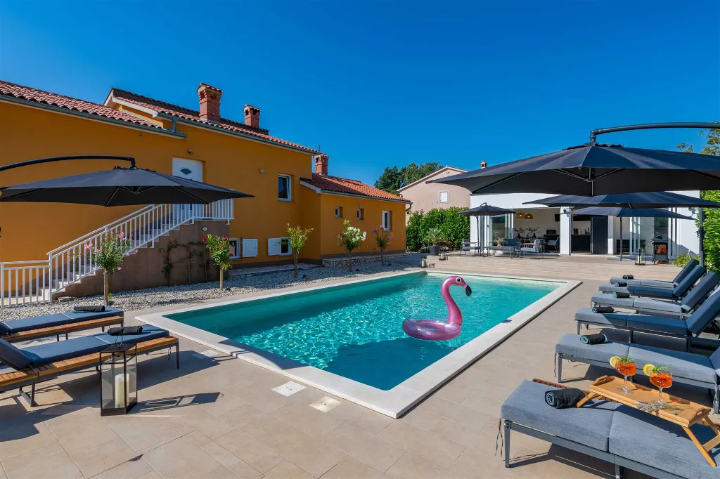 4-Bedroom Villa with Private Heated Pool in Nedešćina