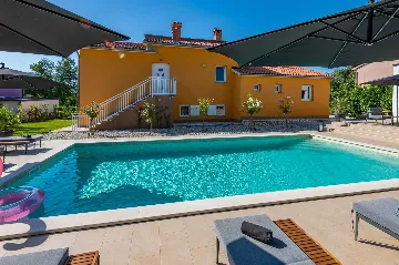 4-Bedroom Villa with Private Heated Pool in Nedešćina